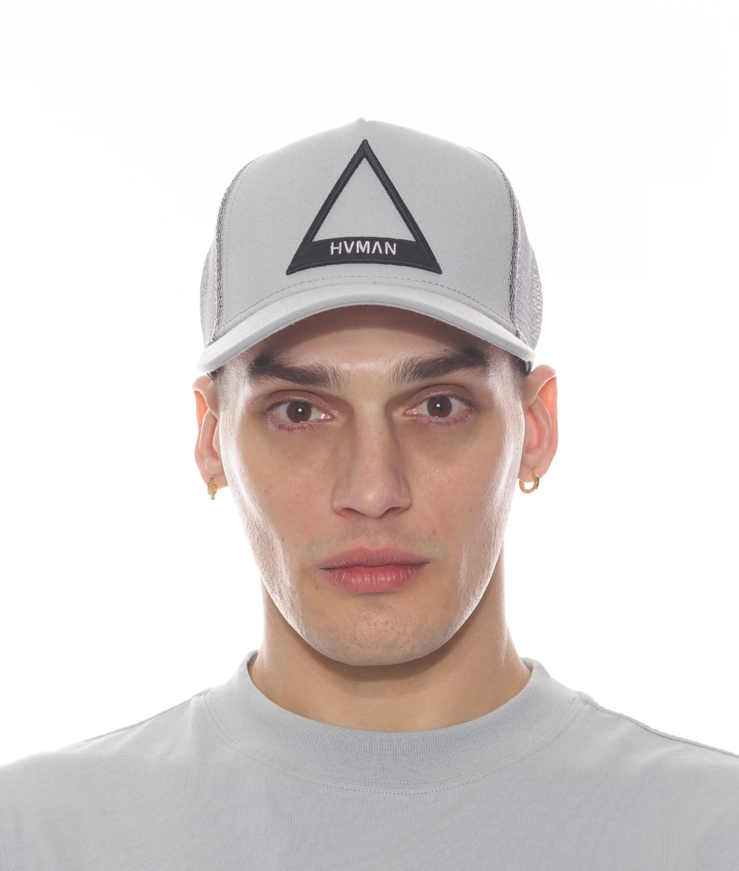 TRIANGLE LOGO MESH TRUCKER CAP IN GHOST GREY