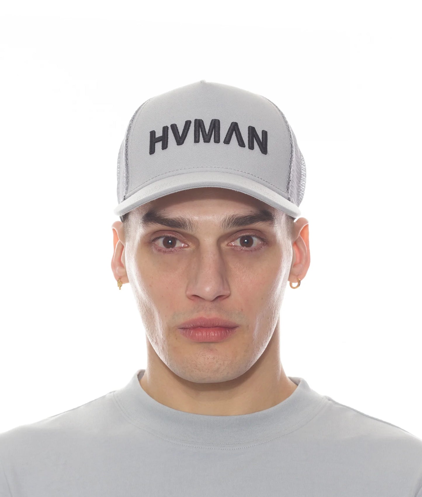 gorra trucker de malla hvman en gris fantasma