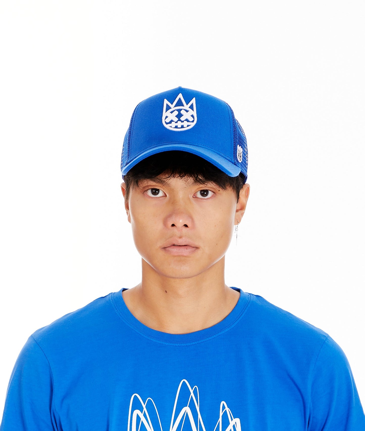 GORRA CON VISERA CURVADA Y ESPALDA DE MALLA EN AZUL SURF 