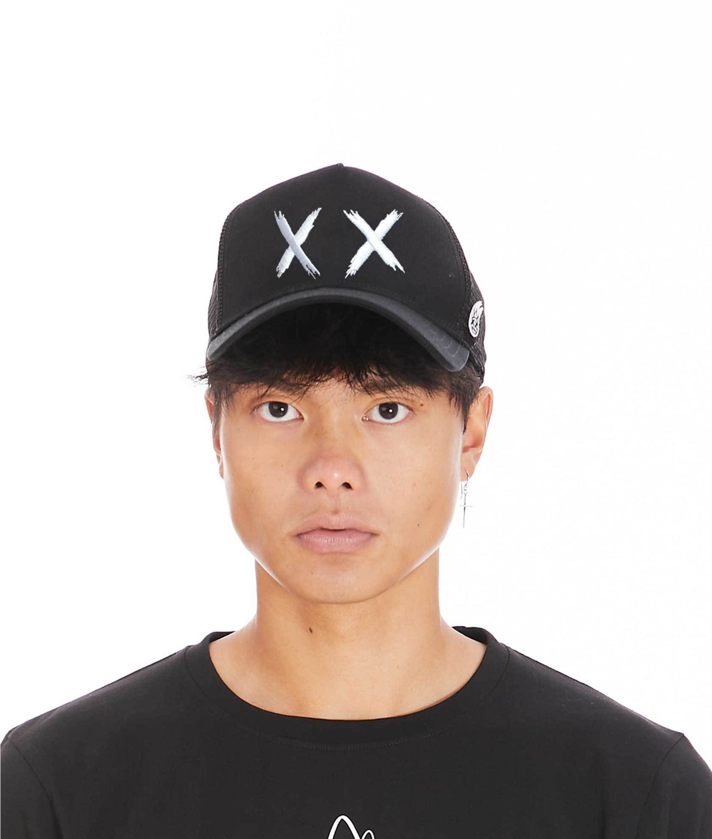 MESH BACK TRUCKER CURVED VISOR XX IN BLACK/WHITE