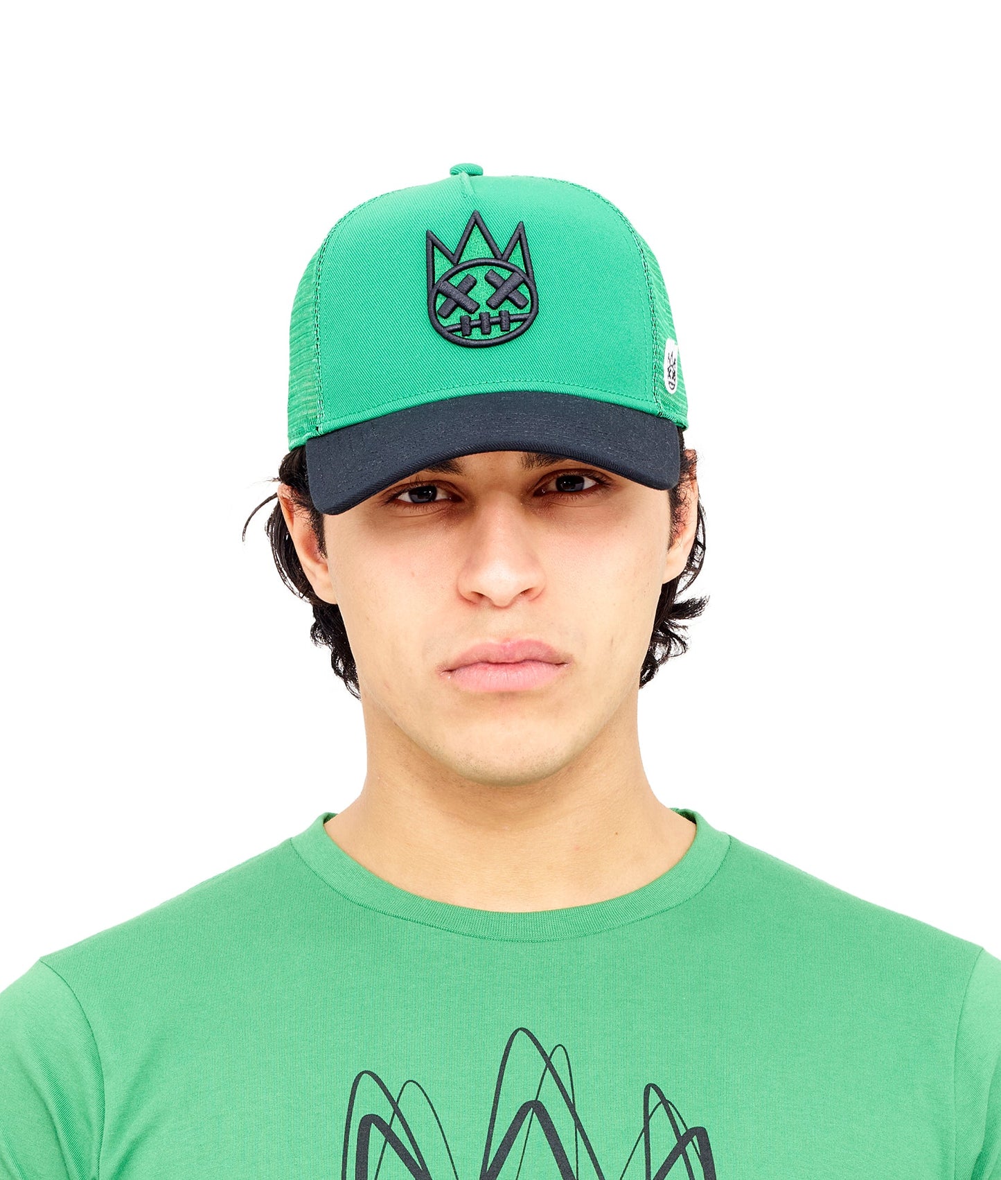 VISERA CURVADA DE MALLA EN LA ESPALDA DE CAMIONERO CON CORONA VERDE KELLY, LOGOTIPO NEGRO, VISERA NEGRA, MALLA KELLY 