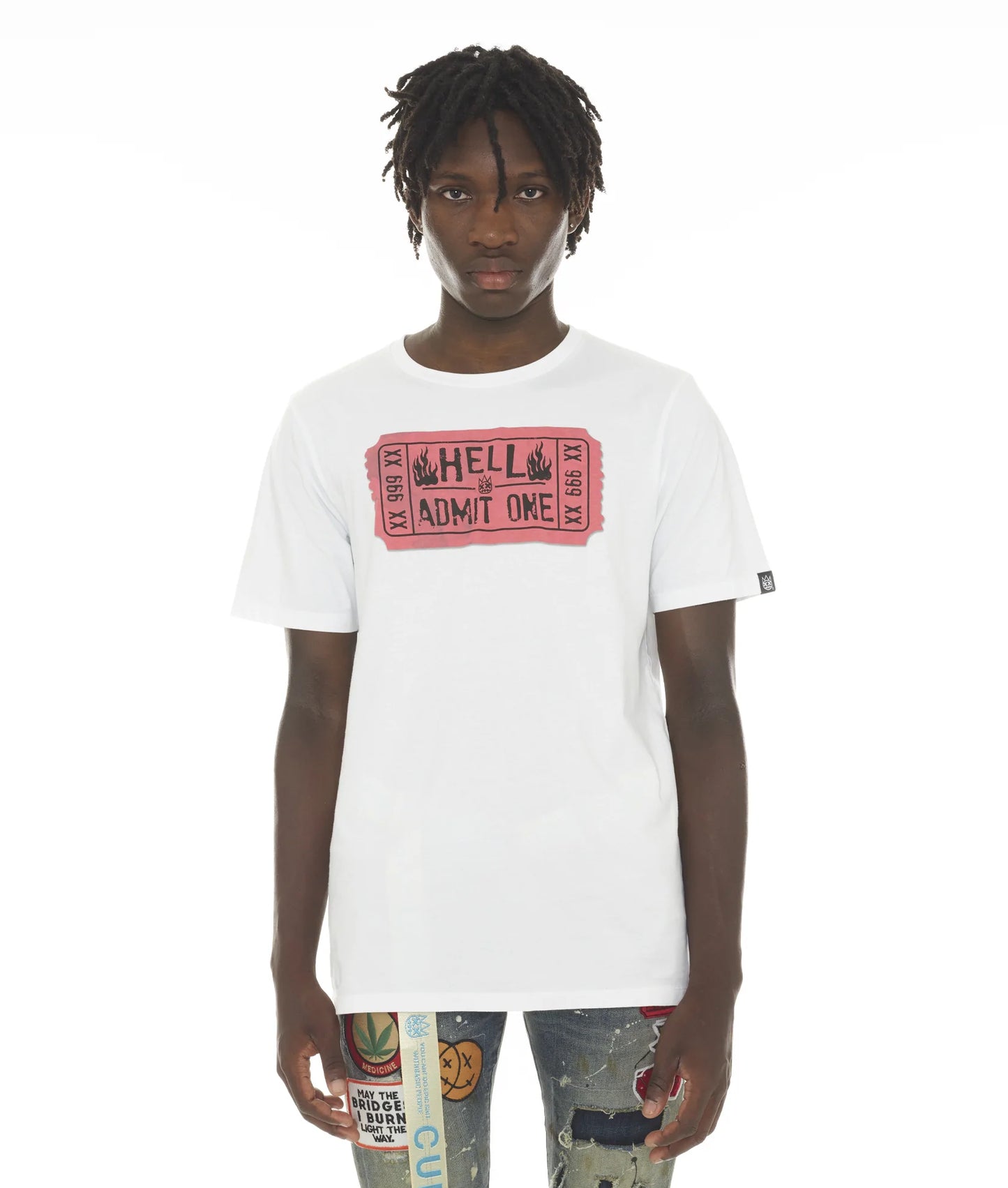 CAMISETA MANGA CORTA CUELLO REDONDO "ADMIT ONE" EN BLANCO 