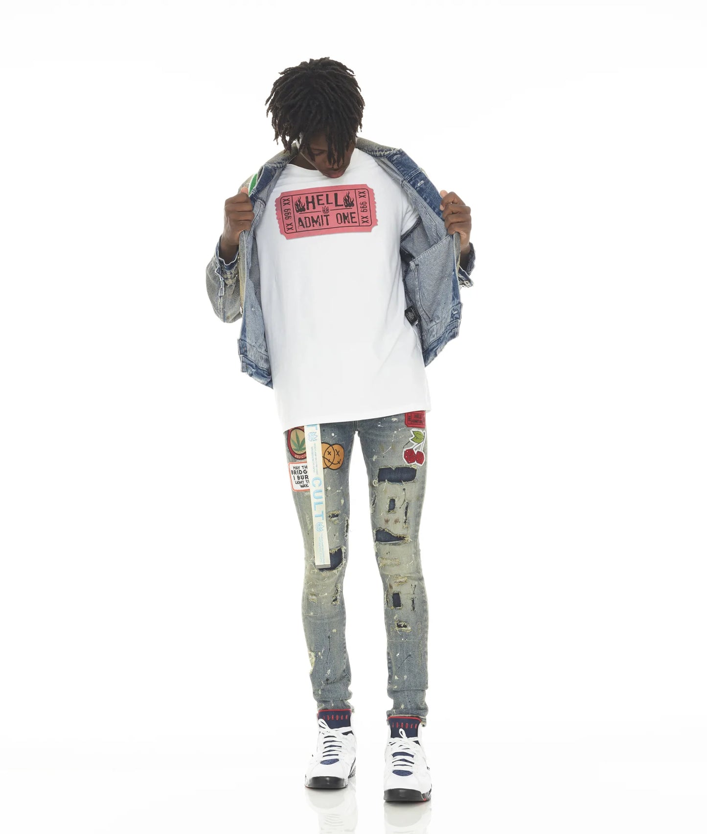 CAMISETA MANGA CORTA CUELLO REDONDO "ADMIT ONE" EN BLANCO 