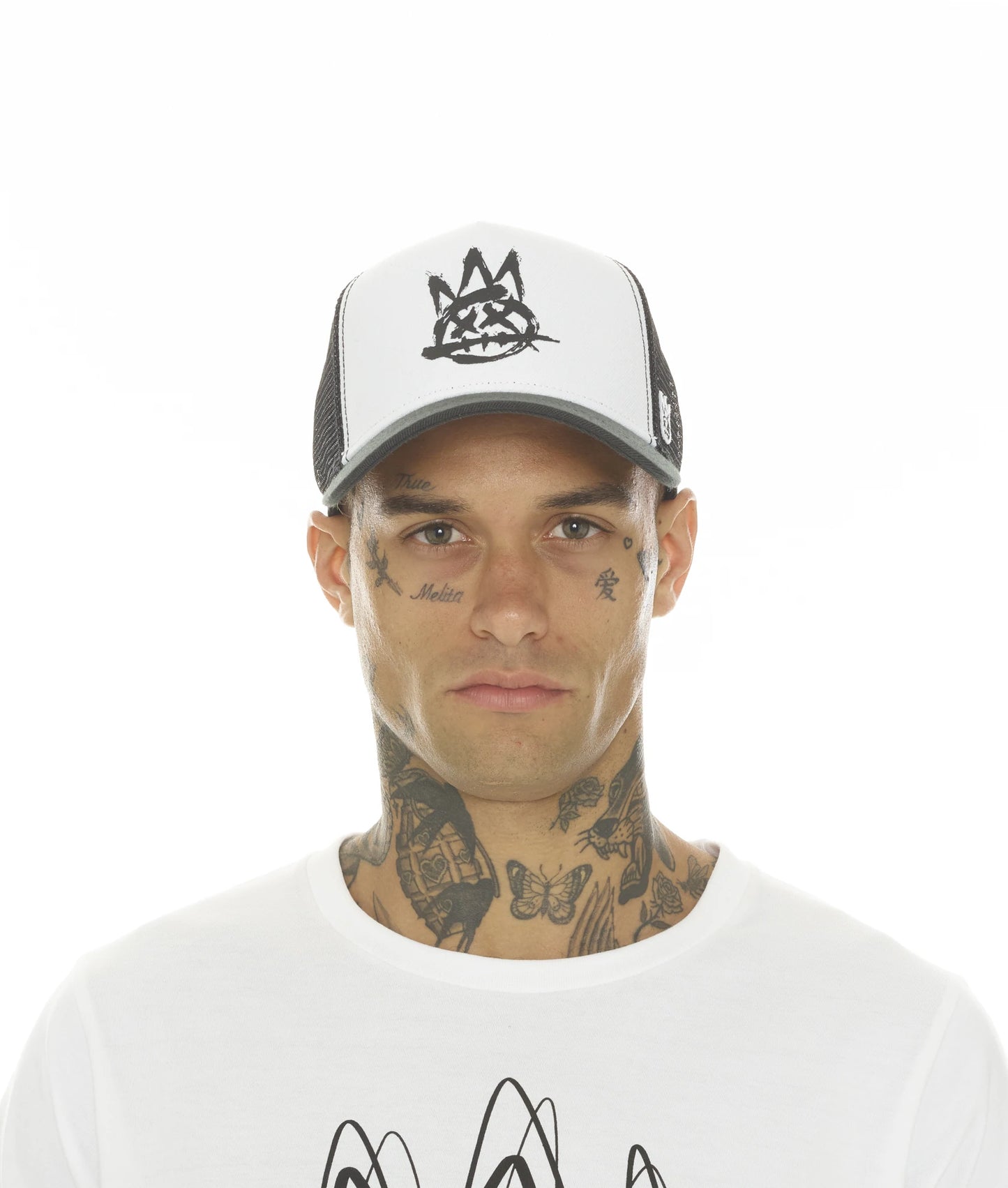 TRUCKER BRUSHED LOGO MESH BACK WHITE CROWN / BLACK VISOR IN WHITE