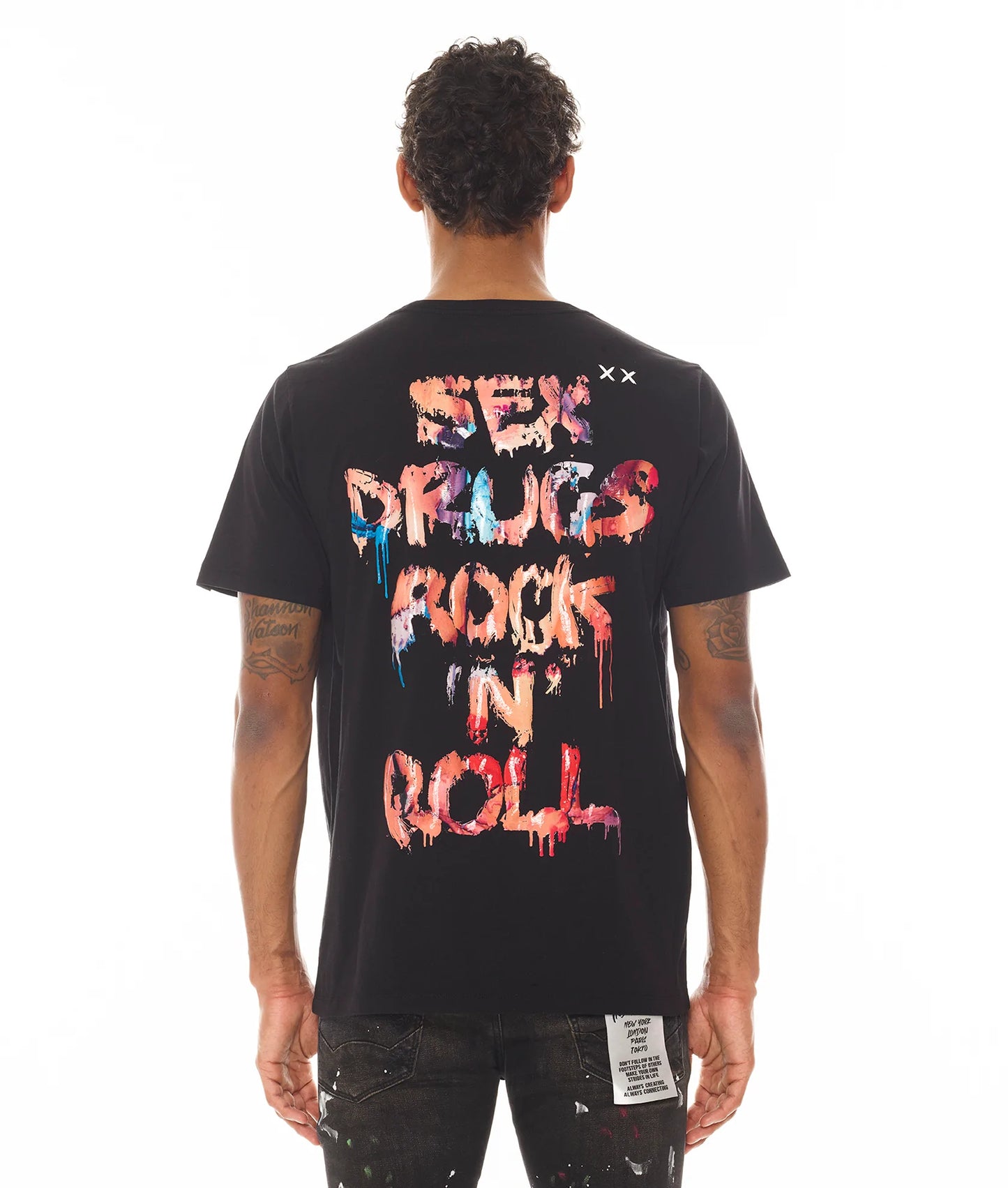 CAMISETA DE MANGA CORTA CUELLO REDONDO "SEX DROGS ROCK N ROLL" EN NEGRO 