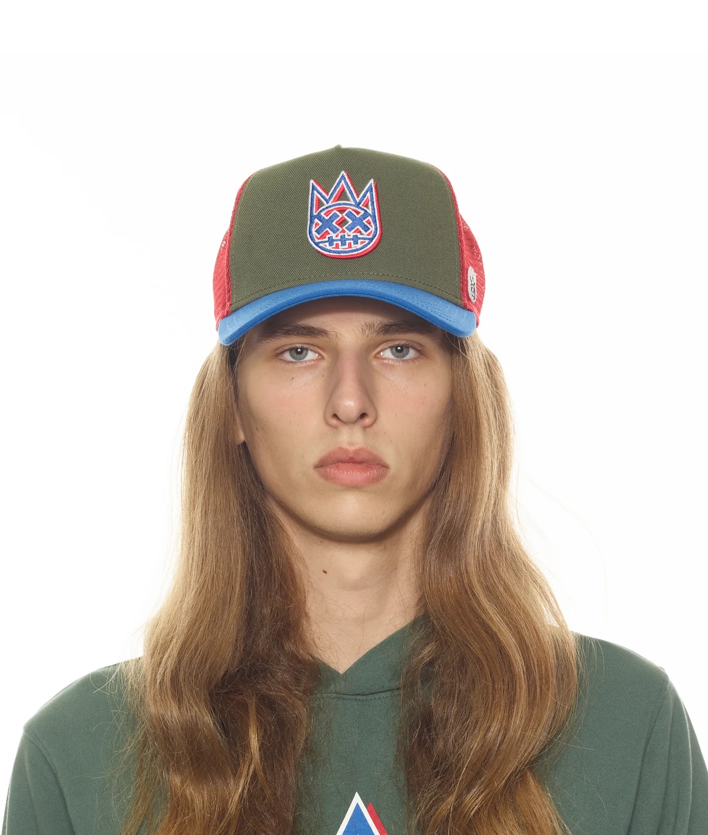 ESPALDA DE MALLA CON LOGO CLEAN VISERA CURVADA DE CAMIONERO CON CORONA VERDE PATO / VISERA AZUL IMPERIAL / MALLA TOMATE 
