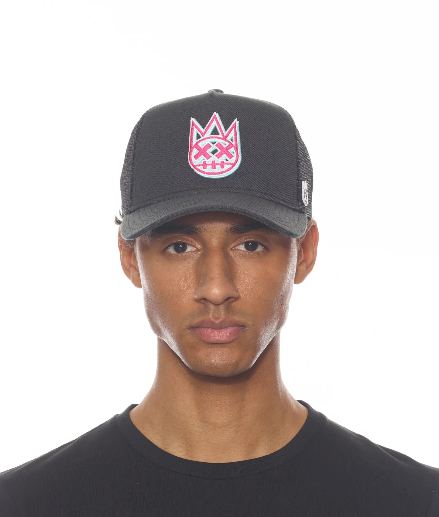 CLEAN LOGO MESH BACK TRUCKER CURVED VISOR W/ BLACK CROWN, / BLACK VISOR / BLACK MESH