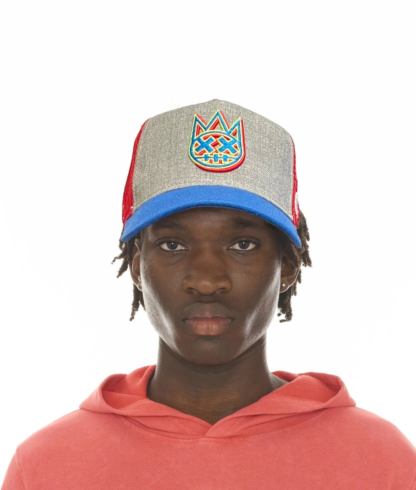 CLEAN LOGO MESH BACK TRUCKER CURVED VISOR WHITE CROWN / TOMATO VISOR / INDIGO BUNTING MESH