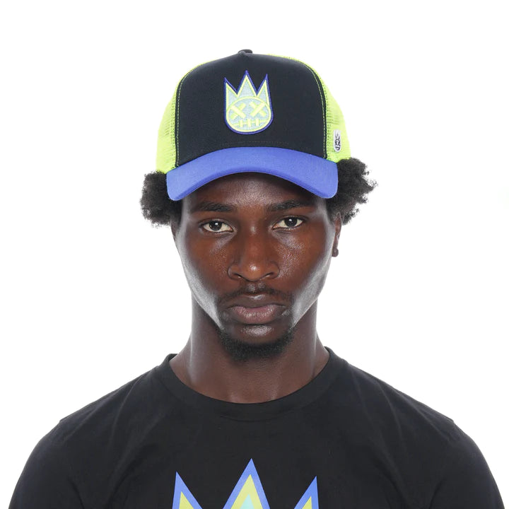 CLEAN LOGO MESH BACK TRUCKER CURVED VISOR IN BLACK